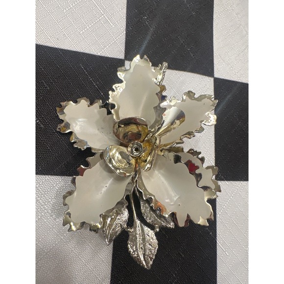 Jewelry - Vintage White Enamel Flower Brooch Silver Tone Metal Orchid Lily Floral Pin 3"
